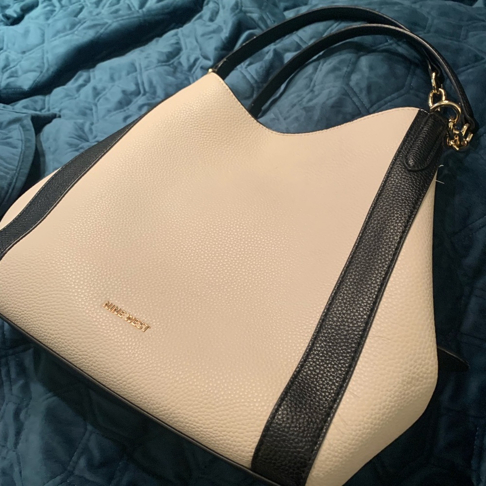 Nine West purse. See pics for measurements. Signs of gently wear. It’s lovely.